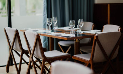 Elegante mesa de jantar e cadeiras de madeira