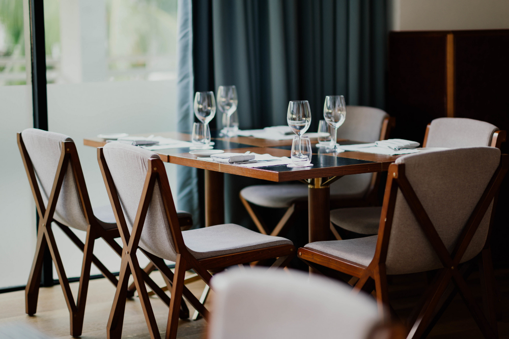 Elegante mesa de jantar e cadeiras de madeira