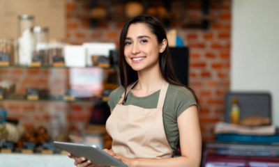 Estratégias de marketing para restaurantes, atendente com tablet em mãos.