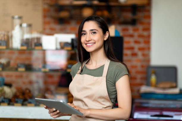 Estratégias de marketing para restaurantes, atendente com tablet em mãos.