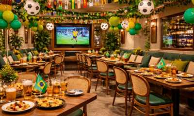 Restaurante decorado para receber clientes em jogo de copa do mundo.